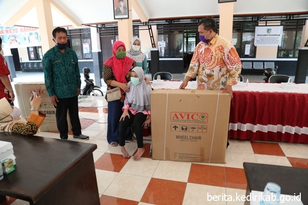 14 Oktober Pemkab Kediri Bantu Para Tuna Daksa dengan Kursi Roda