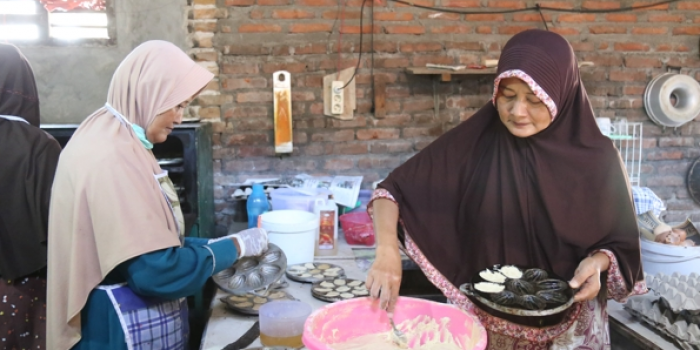 Camat Ngasem Tinjau dan Promosikan Produk UKM Bolu Kering di Tugurejo