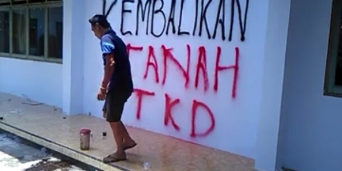 Corat coret Tembok dan Bakar Ban Bekas, Warnai Aksi Warga Ngebrak Minta Kejelasan TKD