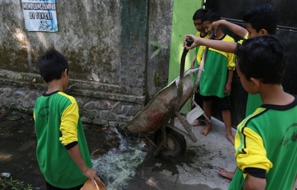 Pemkab Kediri dan PMI Perangi Sarang Nyamuk di Semua Sekolahan