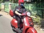 Bupati Kediri Mas Dhito Antar Sembako  Warga Isoman Naik Scooter