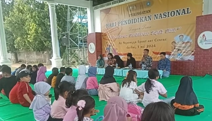 Aksi Pendongeng Nasional Asal Blitar  Menyemarakkan Peringatan Hari Pendidikan Nasional di Pendopo NSAC  Kota Kediri