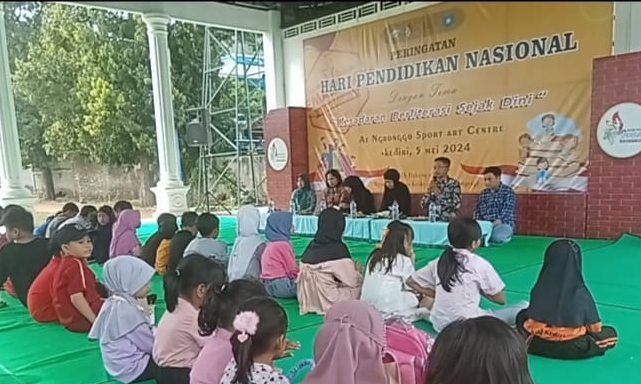 Aksi Pendongeng Nasional Asal Blitar  Menyemarakkan Peringatan Hari Pendidikan Nasional di Pendopo NSAC Kota Kediri