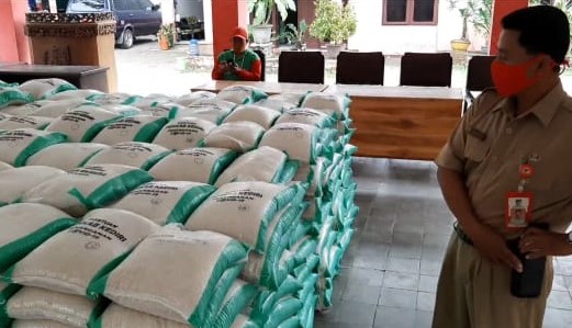 6 Juni Bantuan Warga Terdampak Pandemi Covid 19 Berupa Beras Diterimakan Warga Banyakan