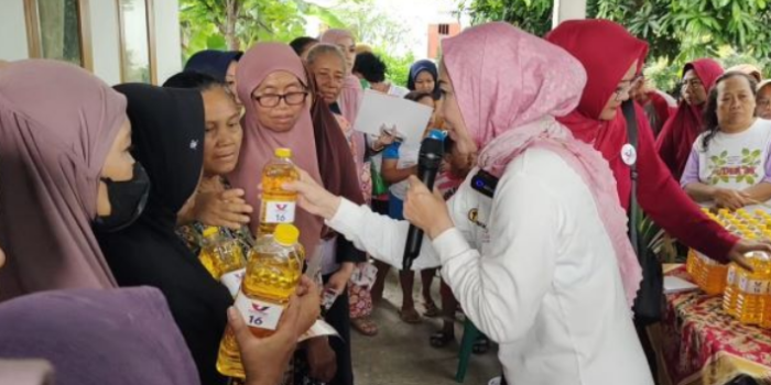 Bazar Minyak Goreng Murah Hanya Rp 5.000! Lansia Antre Berjam-jam!