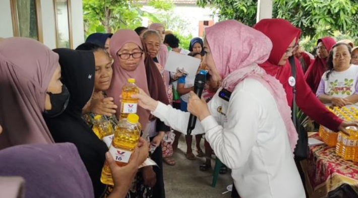 Bazar Minyak Goreng Murah Hanya Rp 5.000! Lansia Antre Berjam-jam!