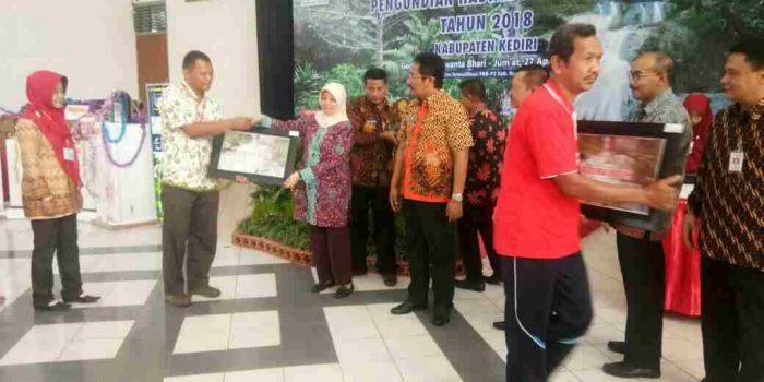 Pekan Panutan PBB P2, Pemda Kabupaten Kediri Serahkan Hadiah Lunas Pajak