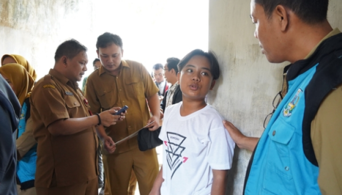 Bupati Kediri Mas Dhito Bantu Anak Vakum Sekolah Merawat Orang Tua