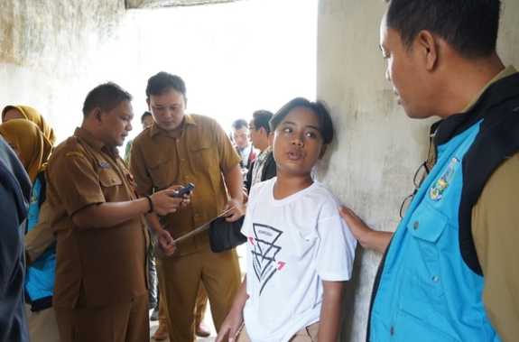 Bupati Kediri Mas Dhito Bantu Anak Vakum Sekolah Merawat Orang Tua