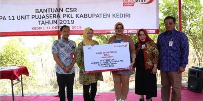 Bupati Kediri Terima Bantuan 11 Unit Pujasera PKL Kabupaten  dari Bank Jatim