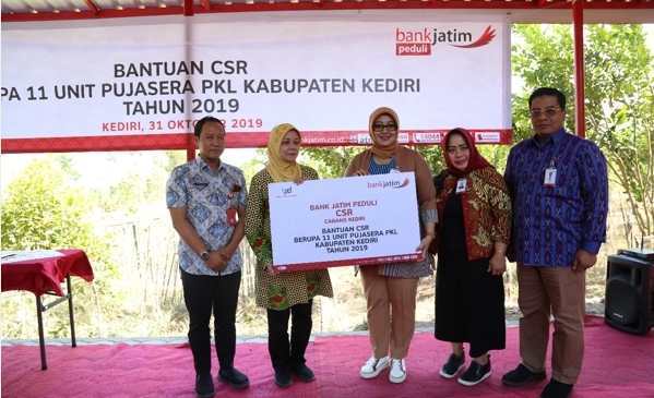 Bupati Kediri Terima Bantuan 11 Unit Pujasera PKL Kabupaten dari Bank Jatim