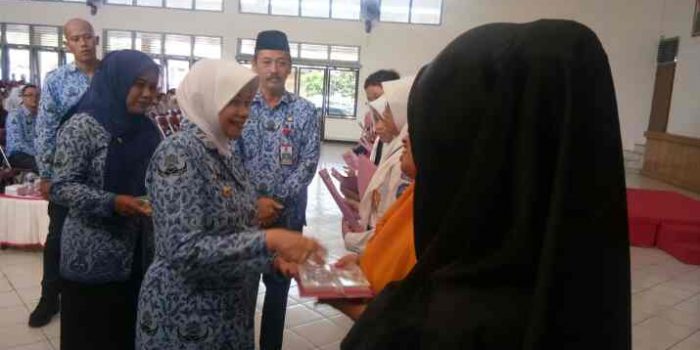 Tekan Angka Putus Sekolah Bupati Kediri Berikan Perhatian Khusus Kepada Siswa Berprestasi