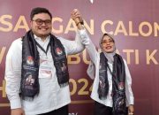 Diantar Ratusan Pendukung, Mas Dhito dan Mbak Dewi Daftar ke KPU Kabupaten