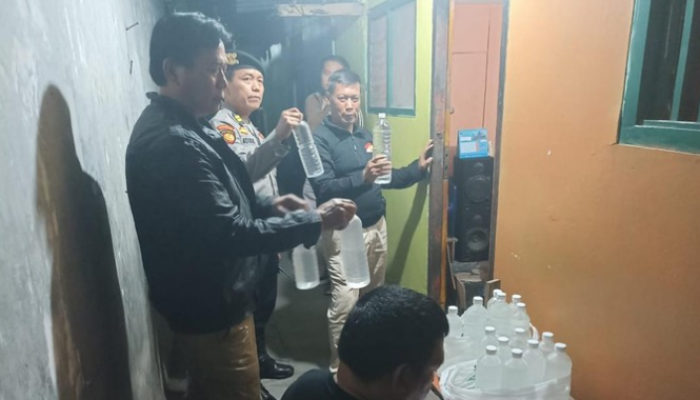 Digerebek! Penjual Ciu Rasa Leci Terjaring Razia Polisi Kediri