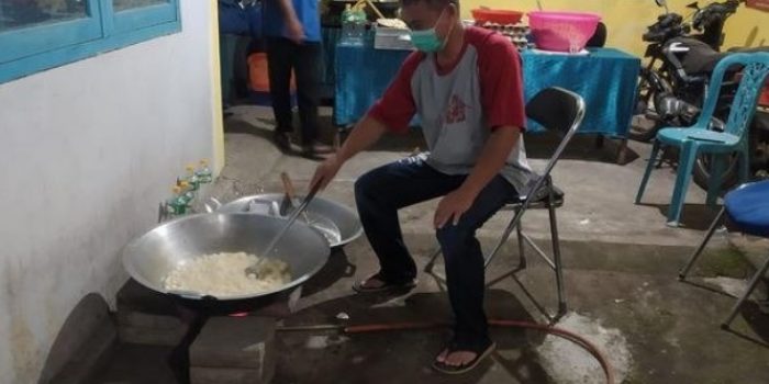 Dinsos Kabupaten Kediri Bagi 500 Porsi Ketupat Sayur Abang Becak