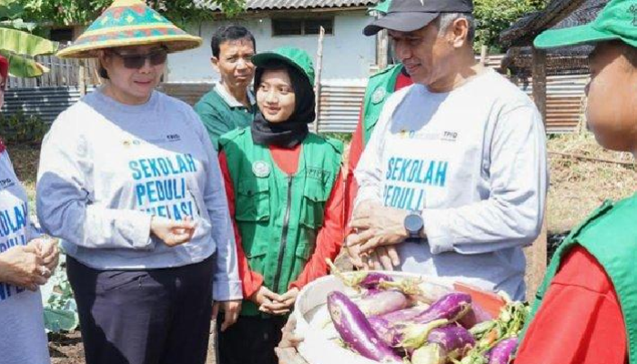 Dua Pejabat Kediri Panen Sayur di Sekolah Ini, Hebat!