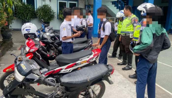 Heboh! Polisi Kediri Tertibkan Pelajar Bawa Motor ke Sekolah