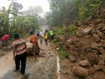 Akibat Diguyur Hujan Berjam Jam, Banjir Dan Tanah Longsor Tutupi Akses Jalan