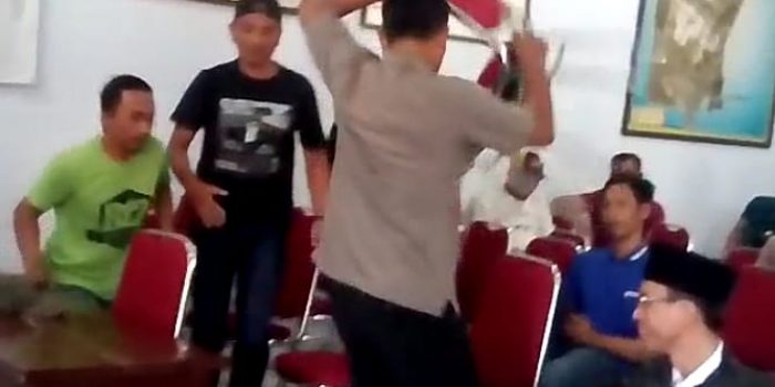 Warga Ngebrak Tendang dan Banting Kursi, Merasa Tidak Puas Kejelasan TKD di Gempol Garut Toyoresmi