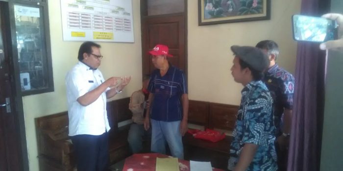 Puluhan Warga Mlati Kec Mojo Ngluruk Kepala Sekolah SMA Negeri 1