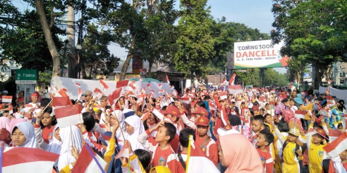 “Gebyar Merah Putih, Indonesia Damai”, Warga Pare Tasyakuran Jelang Pelantikan Presiden Terpilih