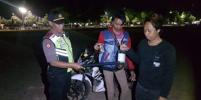 Patroli Cipkon Polsek Gampengrejo Amankan 3 Unit Motor dan Belasan Botol Miras