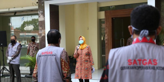 Bupati Kediri Terjun Langsung Bagikan 1000 Paket Sembako Untuk Warga Terdampak Covid-19