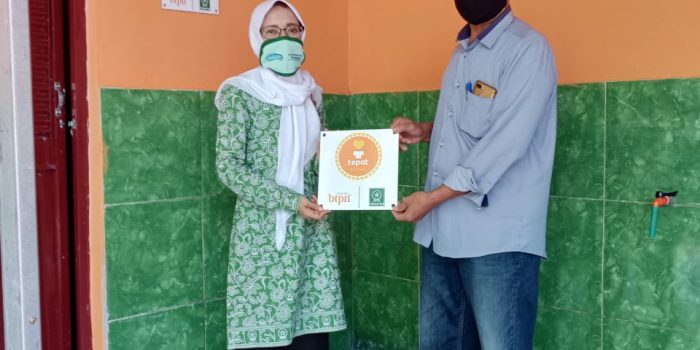 Fatayat NU Kab Kediri Beri Bantuan MCK di Musholla Desa Mondo