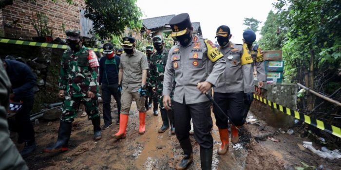 Pangdam V Brawijaya dan Kapolda Jatim Tinjau Lokasi Tanah Longsor di Desa Ngetos Kab Nganjuk