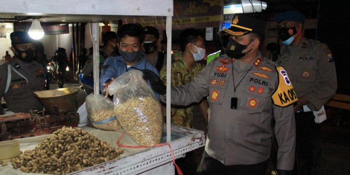 Borong Kacang dan Roti, Kapolres Kota Himbau PKL Patuhi Prokes