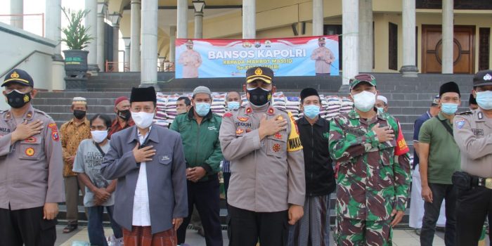 Paket Sembako Vitamin dan Pembersih Lantai, Marbot Masjid di Kediri