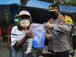 Polres Kediri Kota Bagikan Bansos, Masker ke PKL dan Abang Becak