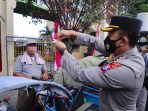 Polres Kediri Bagi Ratusan Bendera Merah Putih & Sembako keMasyarakat