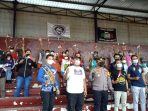 Dengan Komunitas Persik Mania, Kapolres Kota Distribusikan Bansos