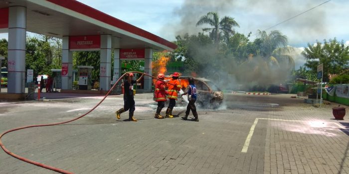 Usai Isi BBM, Mobil Espass Terbakar Di SPBU Loceret