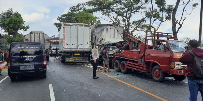 Diduga Mengantuk, Dua Truck Box Hino Adu Hantam Di Jalur Tengkorak