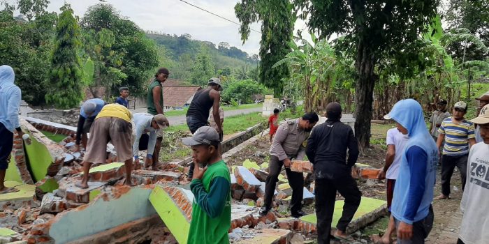 Polsek Ngluyu Bersama Pemdes Lengkong Lor Bangun Tugu Icon Ayam Jantan