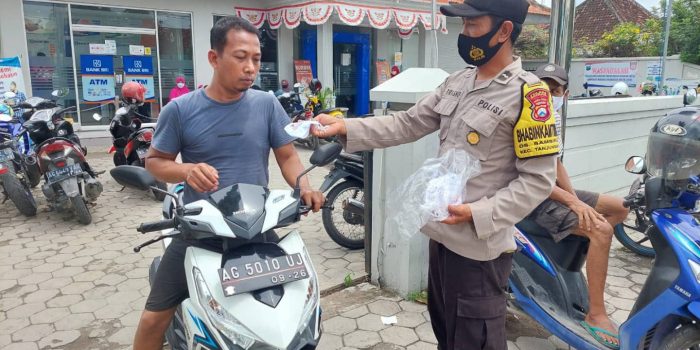 Sosialisasikan Kepatuhan Prokes, Polsek Warujayeng Bagi Masker Gratis