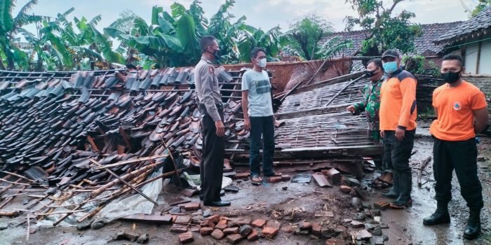 Rumah Reot Mbah Painem Ambruk Diterjang Angin Kencang