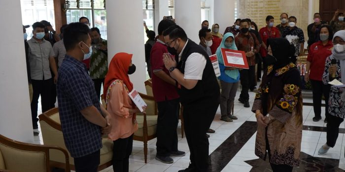 Bupati Kediri Dampingi Mensos Risma Berikan Bantuan Motor Pedagang Tikar