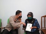 Lawan Jambret, Mbah Poninten Terima Penghargaan dari Kapolres Kediri