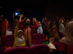 Berbagi Kebahagiaan, Mbak Cicha Ajak Anak Yatim Piatu Nobar ke Bioskop