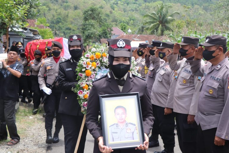 Kapolres Trenggalek dan Tulungagung, Pimpin Upacara Pemakaman Anggota Gugur Pengamanan di Stadion Kanjuruhan