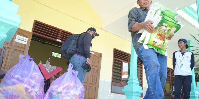Bupati Kediri Berikan Bansos Pada Warga Terdampak Konflik di Ngadiluwih