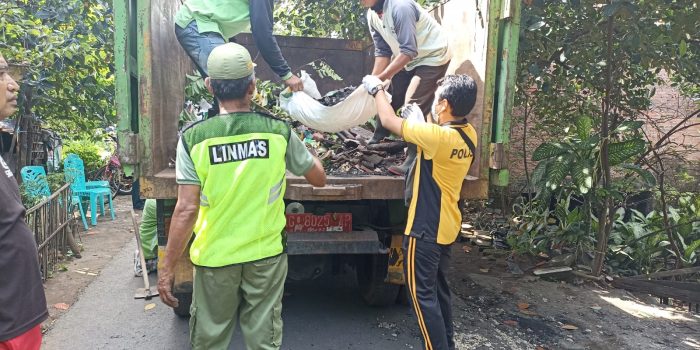 Sinergitas TNI-POLRI dan Warga Mojoroto Bersihkan Puing Puing Material Kebakaran Rumah