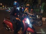 Dengan Mengendarai Motor, Kapolsek Mojoroto Bubarkan Balapan liar dan Cegah Konvoi