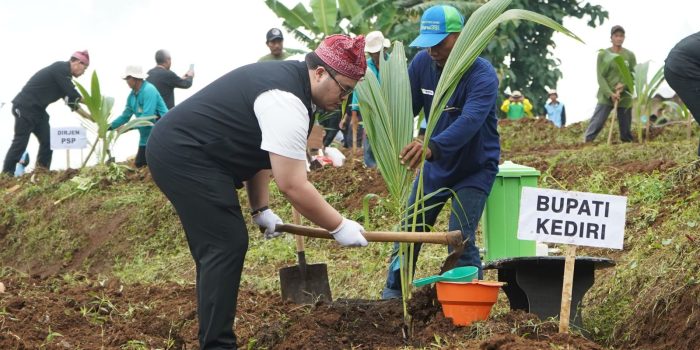 Bersama Bupati Kediri, Mentan Tanam Kelapa Genjah di Kediri