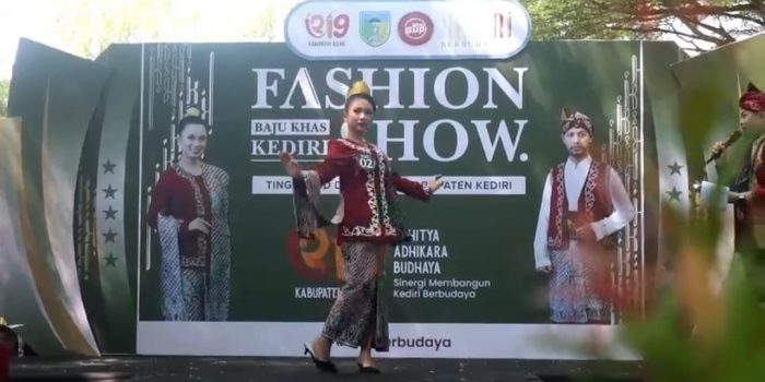 Cat Walk Pelajar Pamerkan Baju Khas Kab Kediri