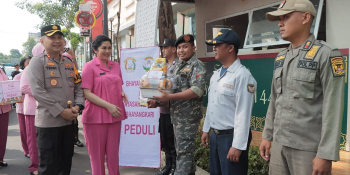 Ketua Bhayangkari Cabang Kediri Kota Berbagi Bingkisan Saat Cek Popam dan Posyan