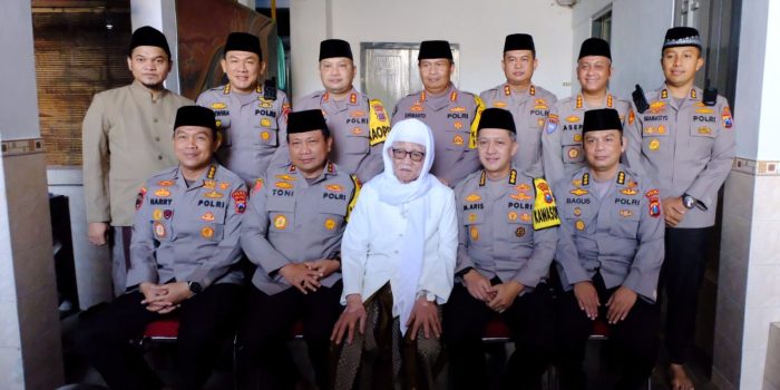 Pesan KH Anwar Mansyur Pengasuh Ponpes Lirboyo Untuk Polri Saat Pam Ops Ketupat 2023